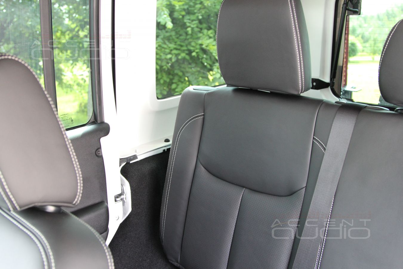 Пошив салона: качество кожи Nappa в сочетании с сидениями Jeep