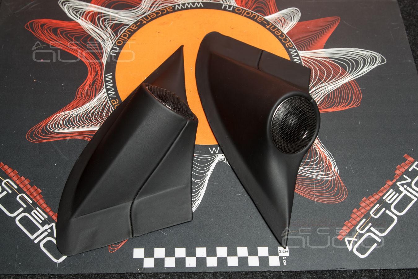 Комплект из двух подиумов для установки высокочастотных излучателей в Audi Q7 2015-2019.