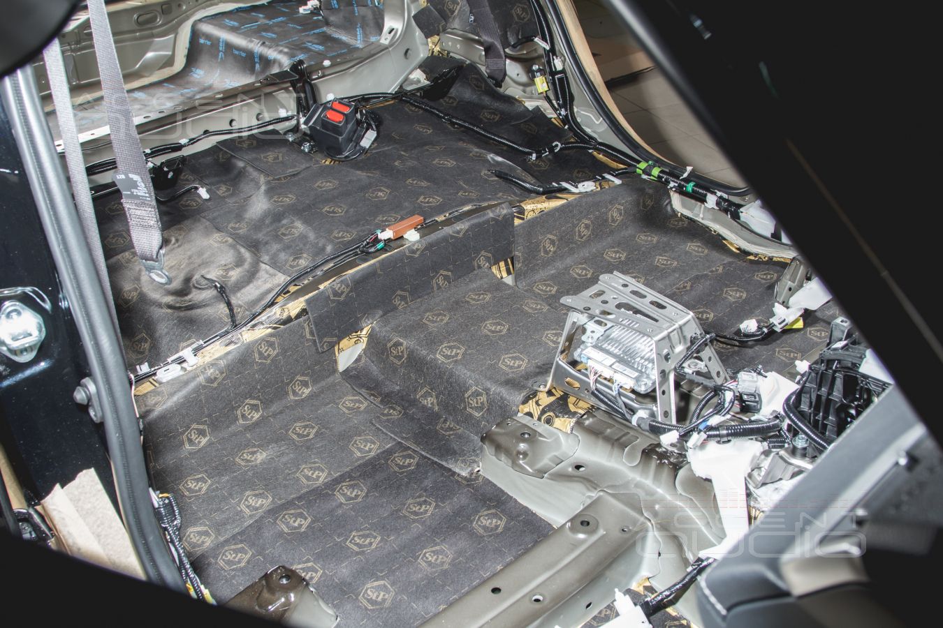 Полная шумоизоляция салона Toyota RAV4