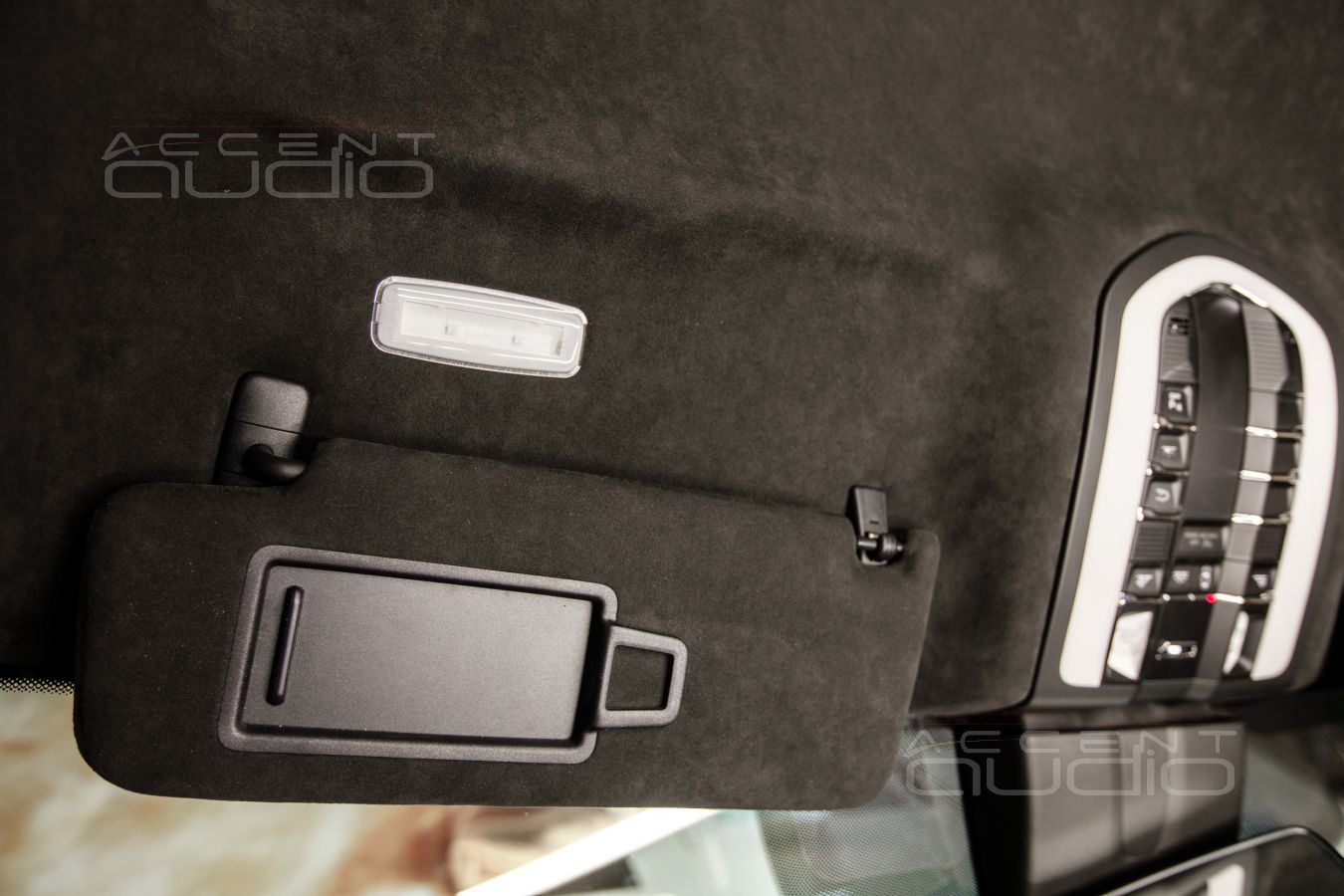 Перетяжка потолка Porsche Macan в Alcantara 9052 – богатый и фирменный стиль