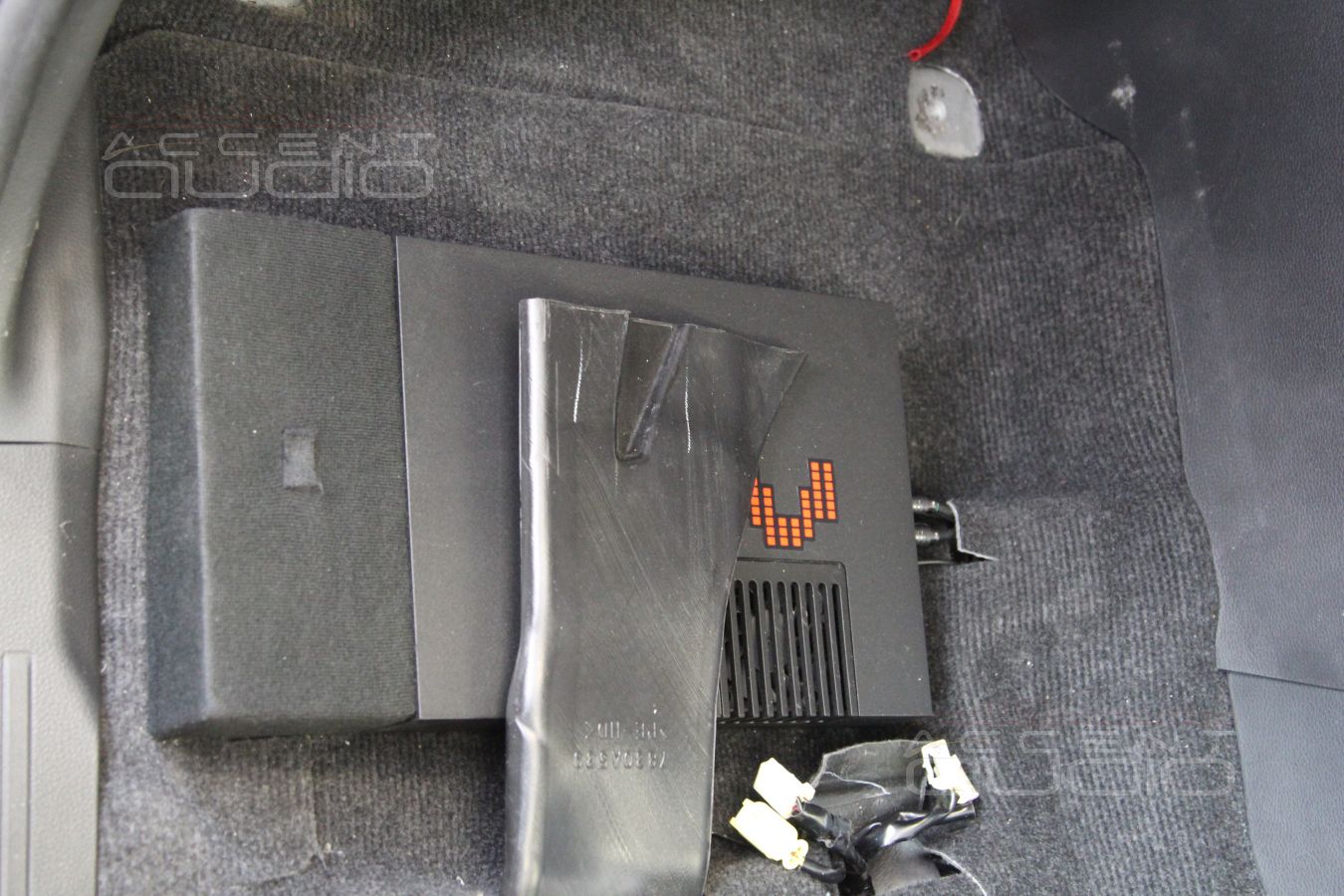 Установка усилителя Mosconi ONE 130.4