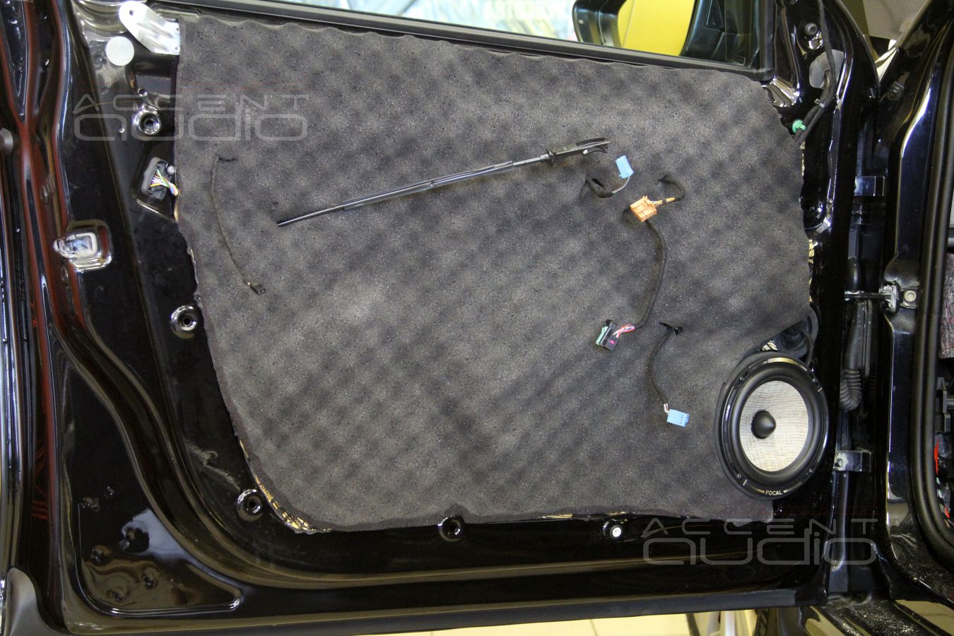 Установка акустики: мидбасы Focal Flax и аудиоподготовка дверей