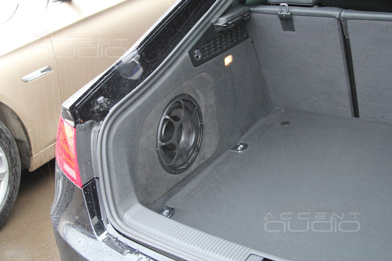 Просто сабвуфер в левом крыле Audi A5 S-Line