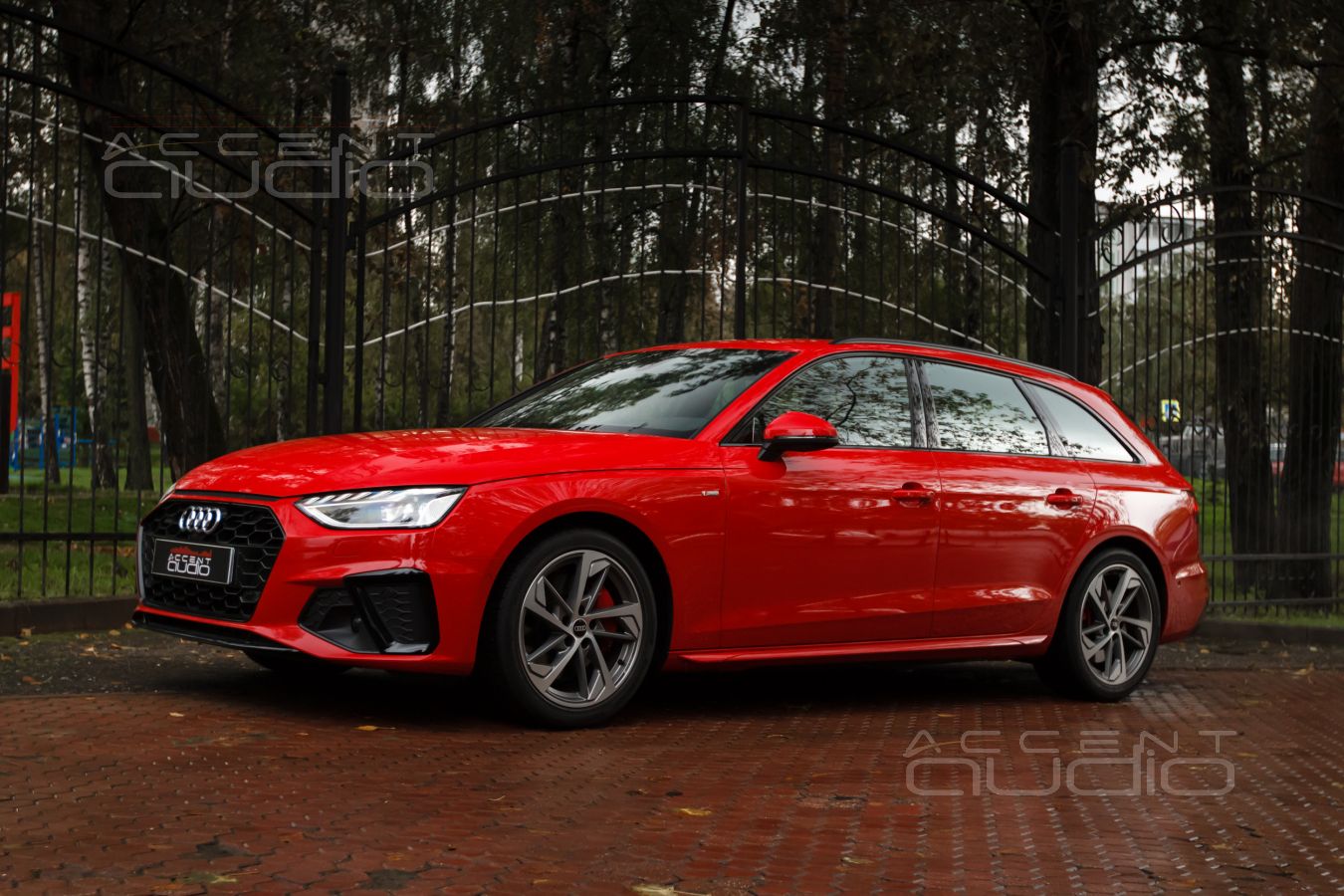 Комплект из двух подиумов для установки 165 мм мидбасовых излучателей в Audi A4 2019-2024.
