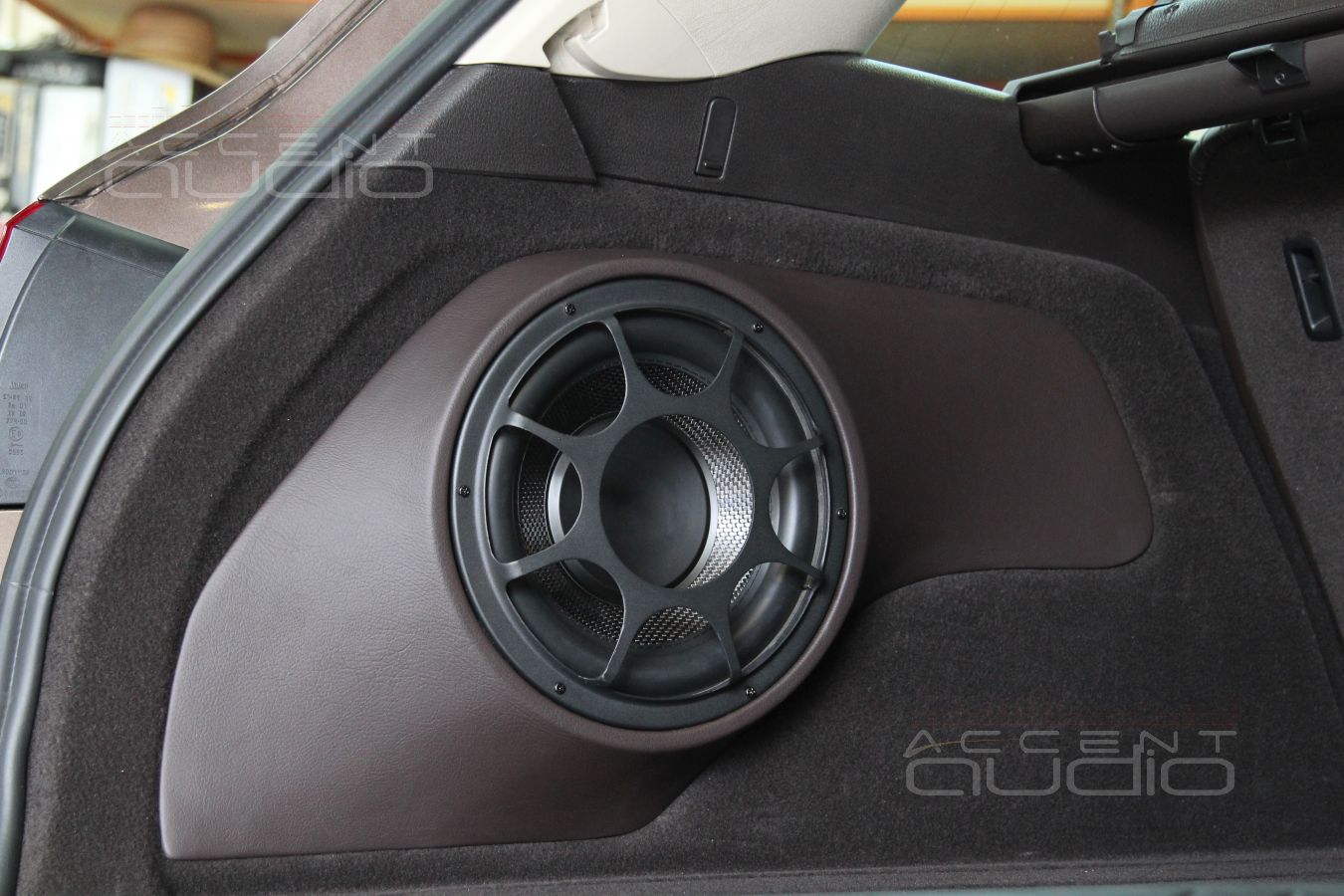 Сабвуфер стелс в Volkswagen Touareg 2014