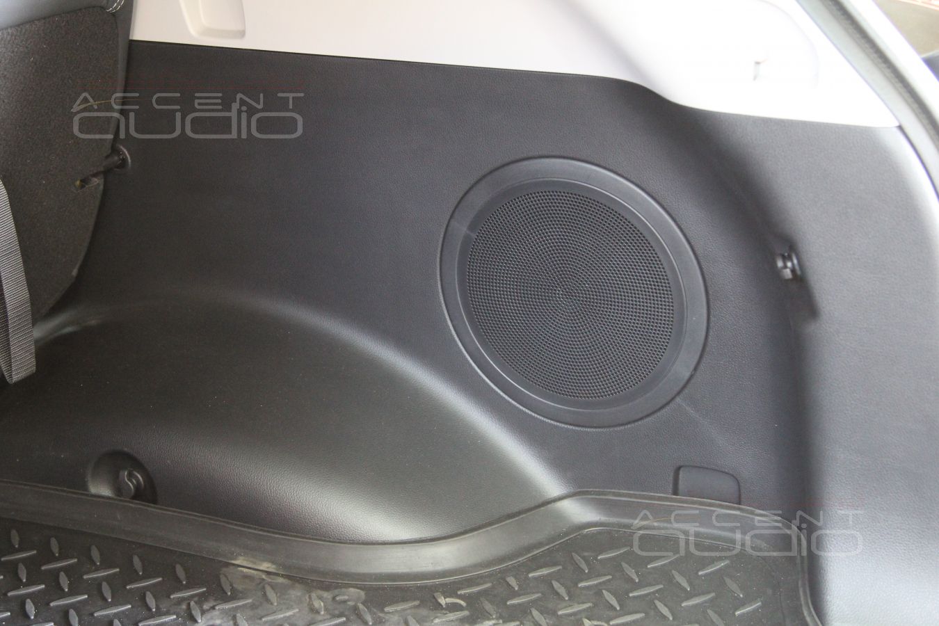 Замена сабвуфера в Kia Sportage