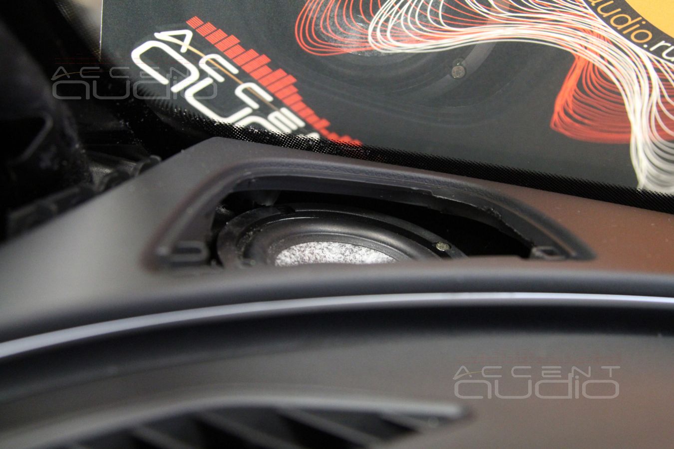 Установка среднечастотных динамиков Focal Utopia Be Midrange 3W2 в Audi A6