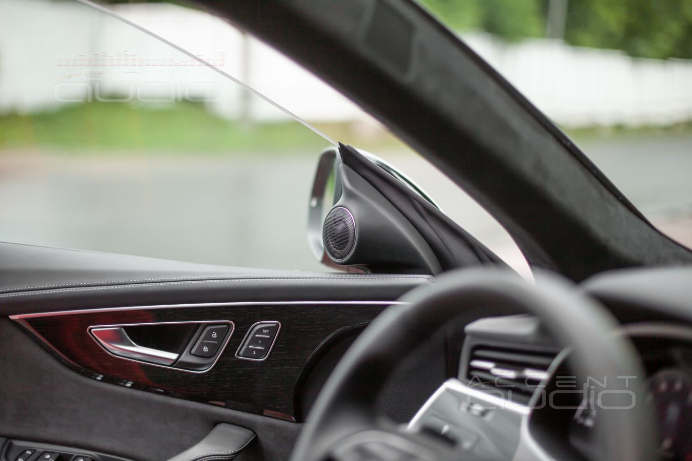 Правильное размещение высокочастотных динамиков в Audi Q8: подиумы под Brax NOX 28