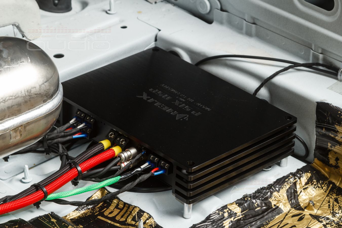 Скрытый, штатный монтаж усилителей Helix в Mercedes GLE