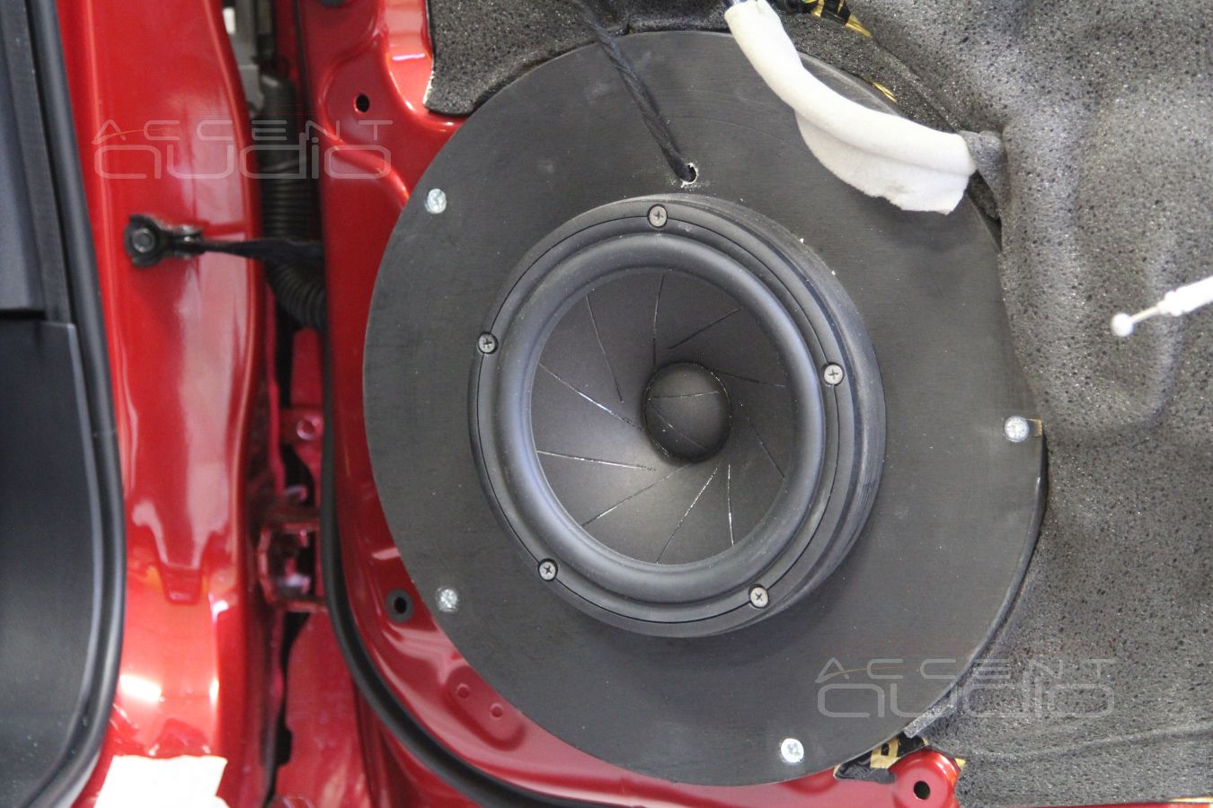 Установка мидбасовых динамиков ScanSpeak Revelator 18W/4531G00 в двери Infiniti Q50