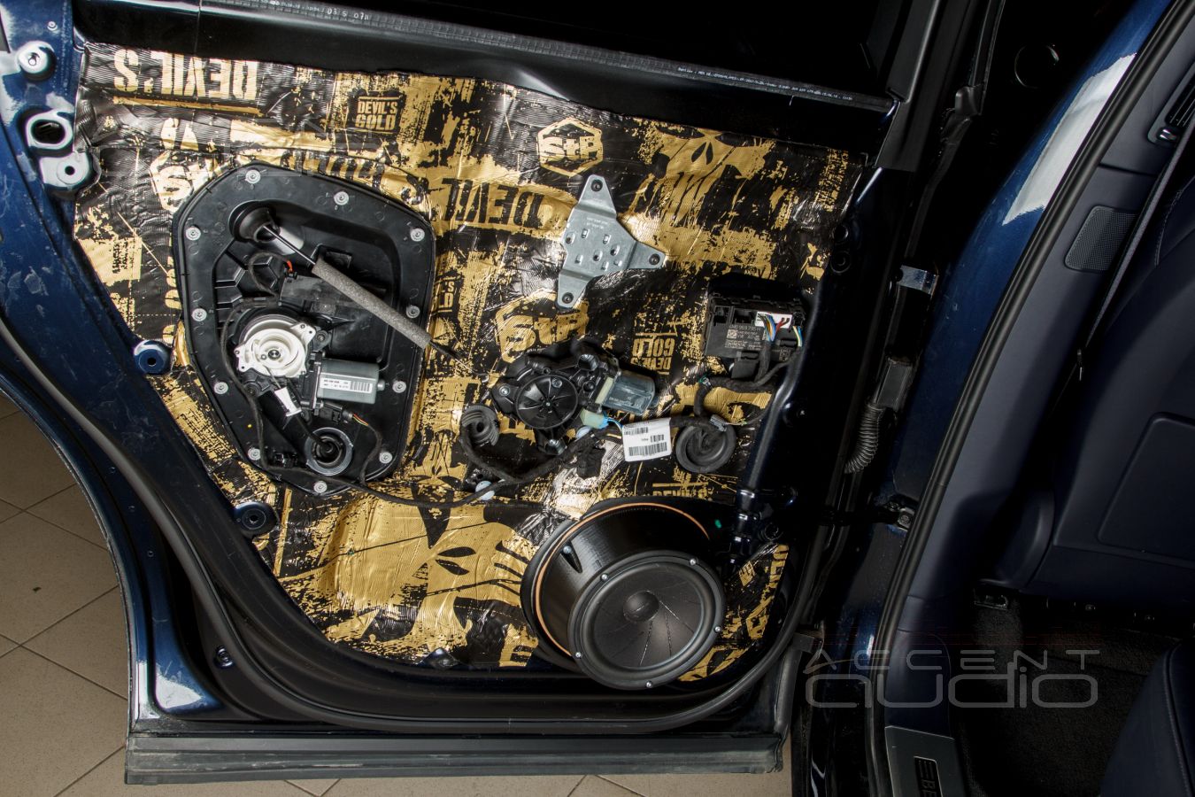 Великолепная бумага из Дании: ScanSpeak 18W/4531G01 в дверях Bentley Bentayga