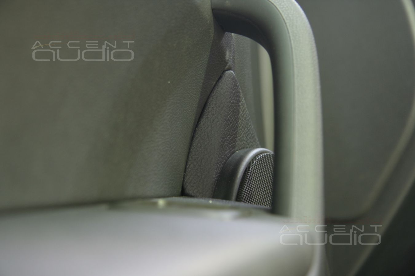 Установка мидбасов в Skoda Yeti 