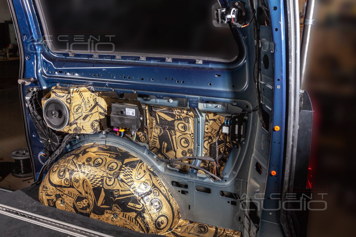 Тыловая акустика для задних пассажиров в Mercedes-Benz Vito