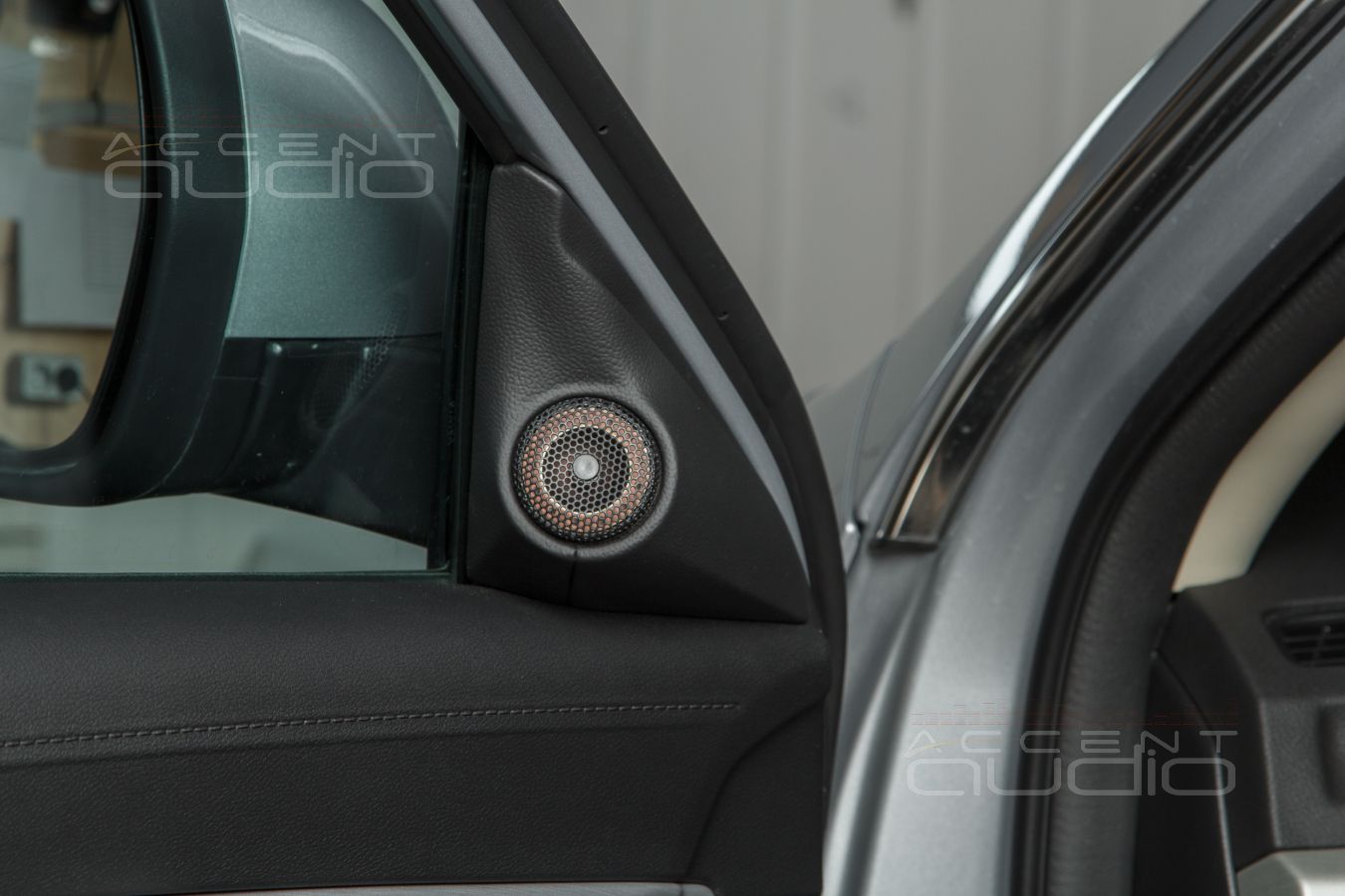 Комплект из двух подиумов для установки высокочастотных излучателей в Geely Atlas 20XX-20XX.