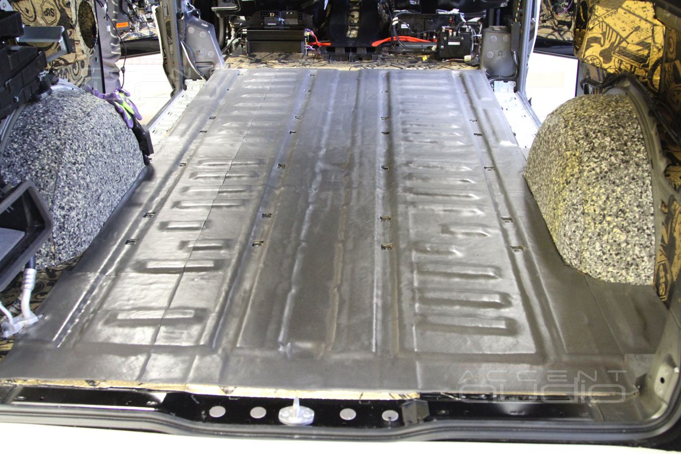 Шумоизоляция Mercedes Vito: пол и задние арки