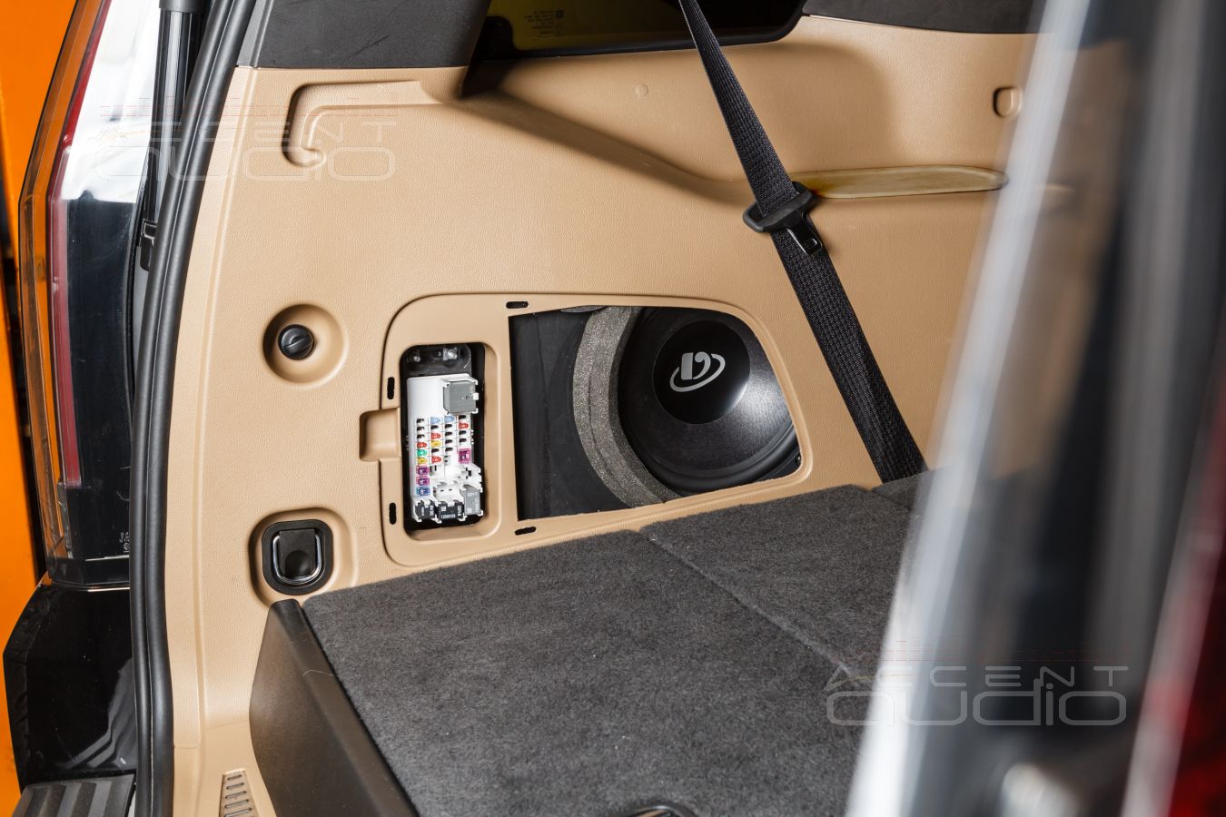 Действительно сложно, действительно сабвуфер, действительно полная интеграция: Dego в Escalade