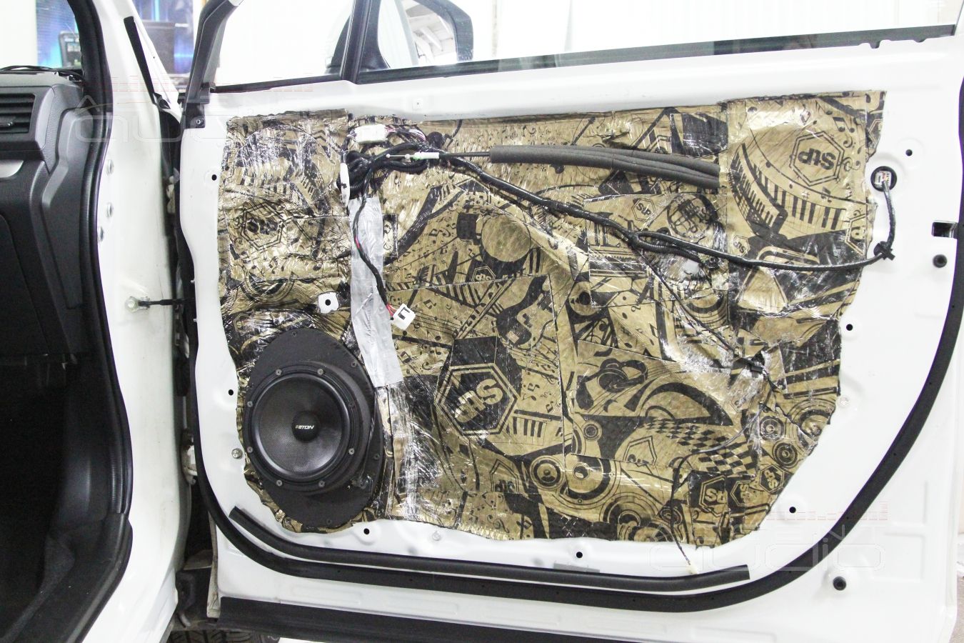 Шумоизоляция материалами STPGold new в Subaru Forester