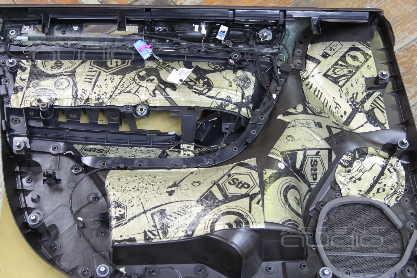 Виброизоляция дверей и установка акустики в Volkswagen Touareg NF