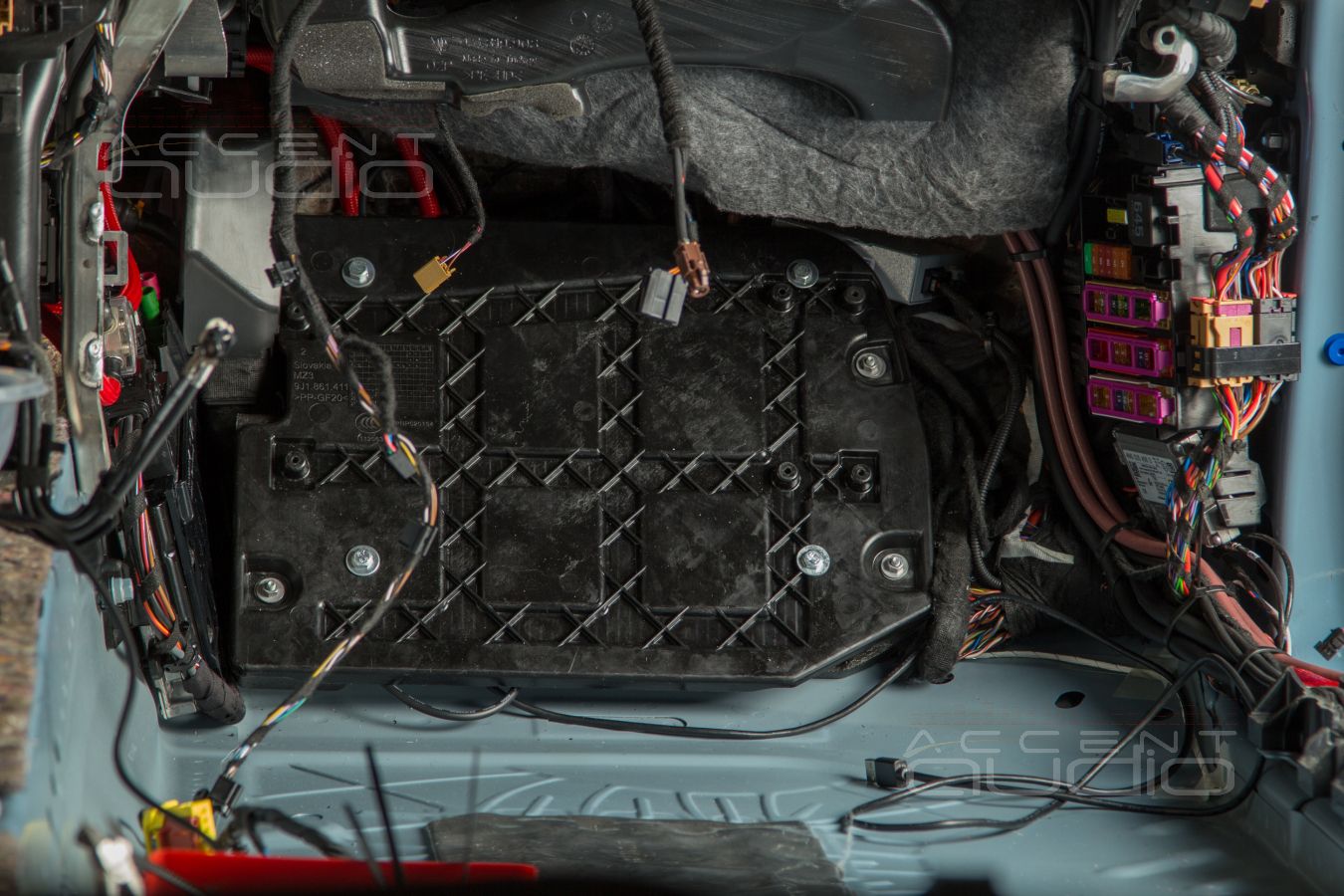 Заводской монтаж процессорного усилителя Helix в Porsche Taycan Turbo S