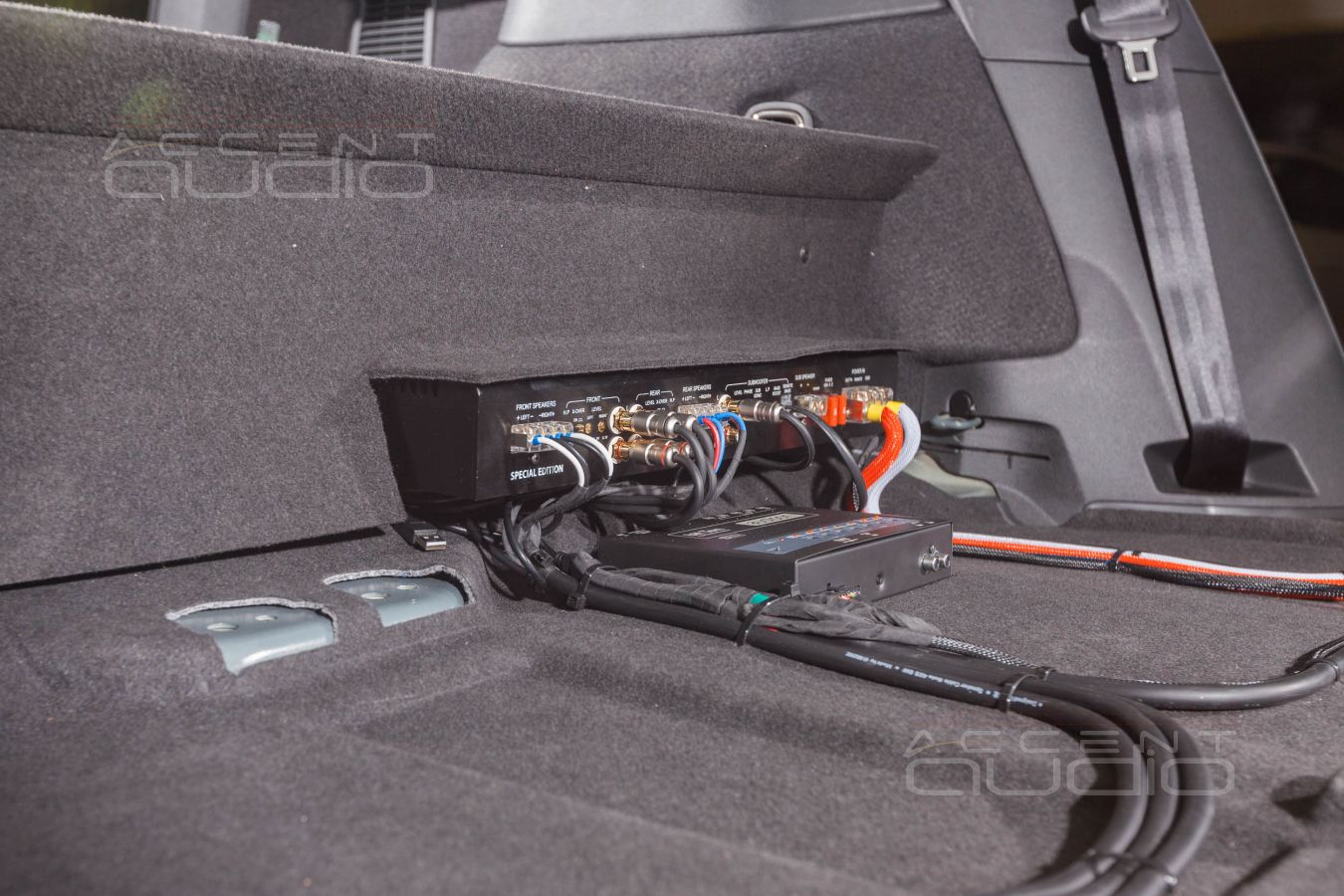 Установка усилителя и аудиопроцессора в Skoda KODIAQ