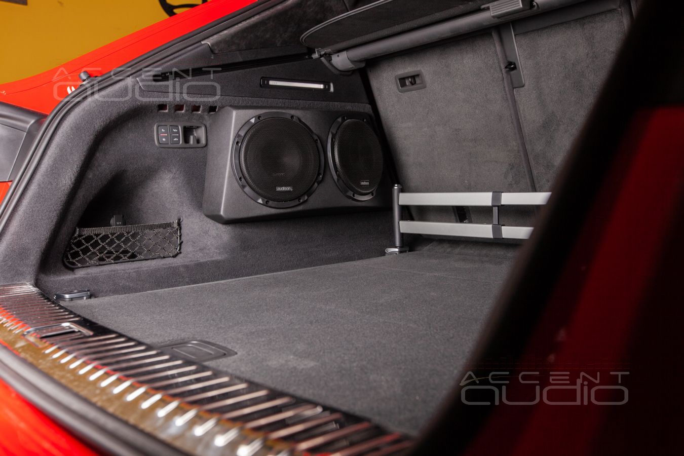 Сдвоенный сабвуфер-стелс для Audi Q8 – оригинальное и лучшее решение