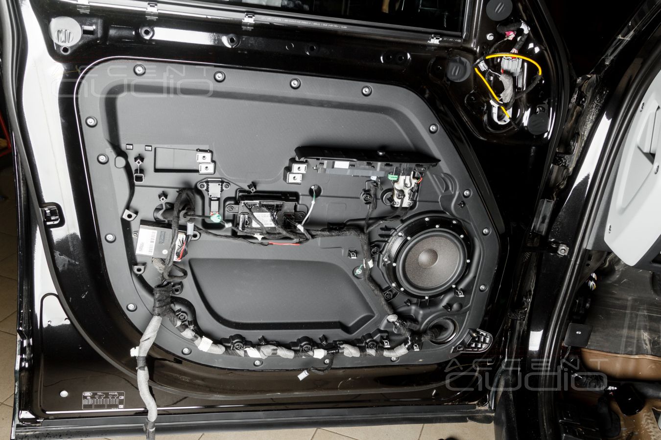 Аудиоподготовка дверей и установка мидбасовых динамиков Brax ML6D в LandRover Defender