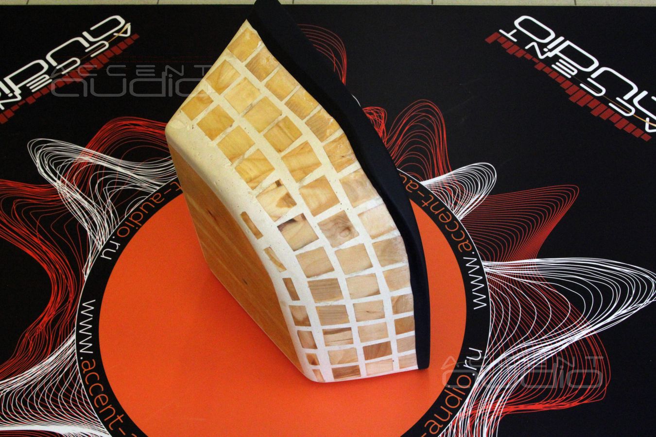 Настоящий сабвуфер-стелс для Skoda Octavia