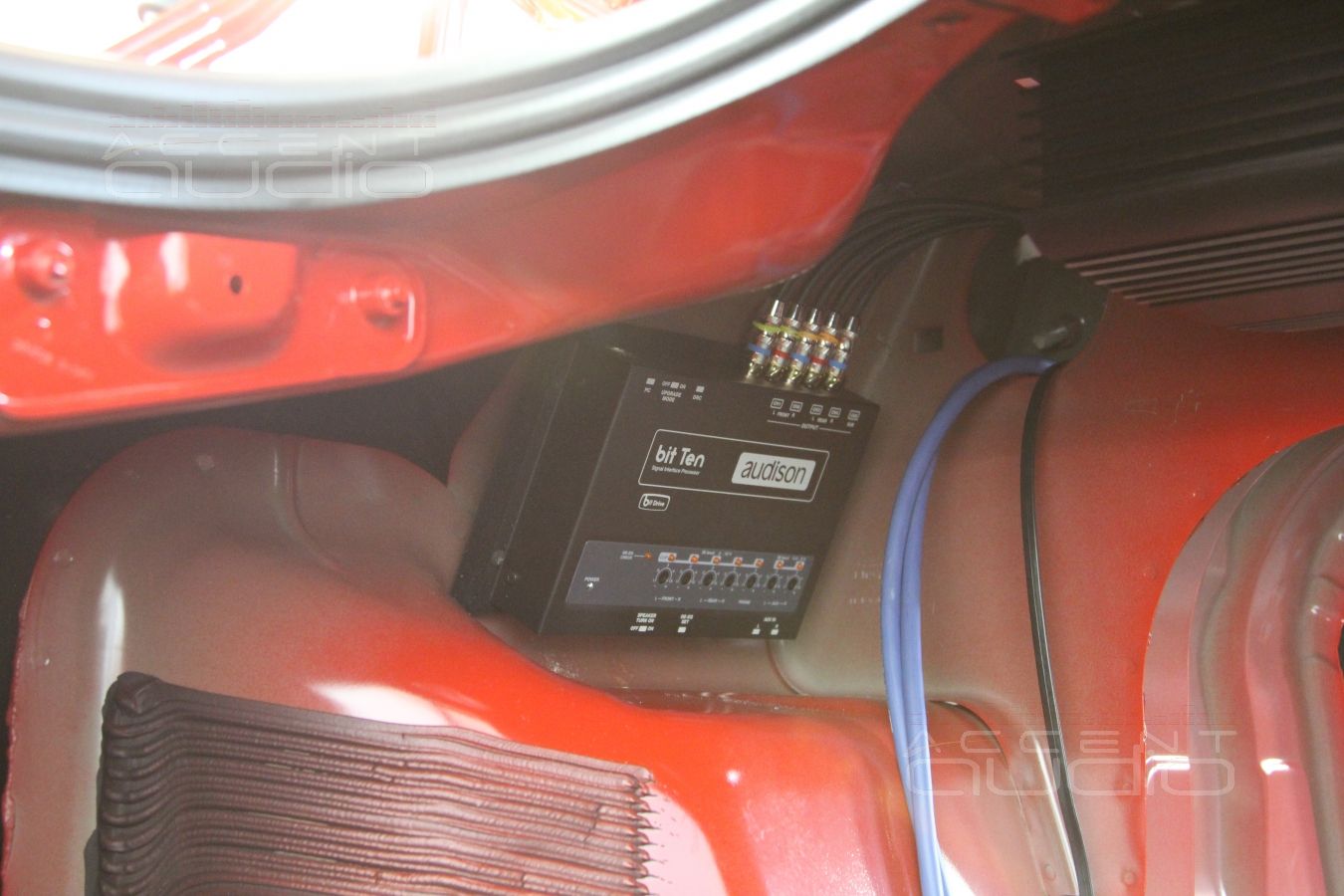 Процесс установки новой акустической системы Ford Mustang