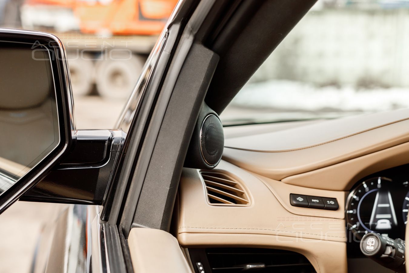 Элегантнее штатного, но штатное размещение новых пищалок Brax ML1 в Cadillac Escalade