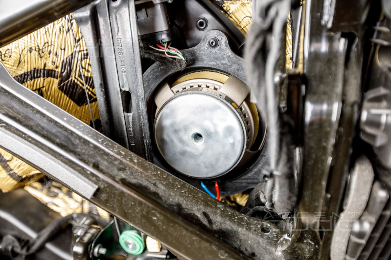 Аудиоподготовка дверей, которая начинается со снятия крыльев Smart Fortwo 