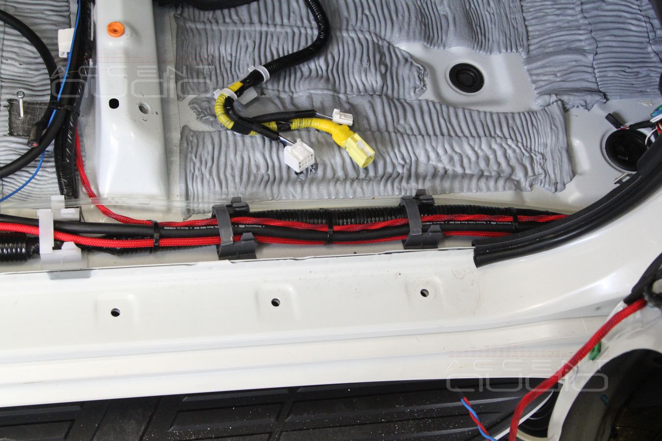 Усилители E.O.S AE-475 LE и E.O.S AE-4100 под сидениями Toyota Prado 150