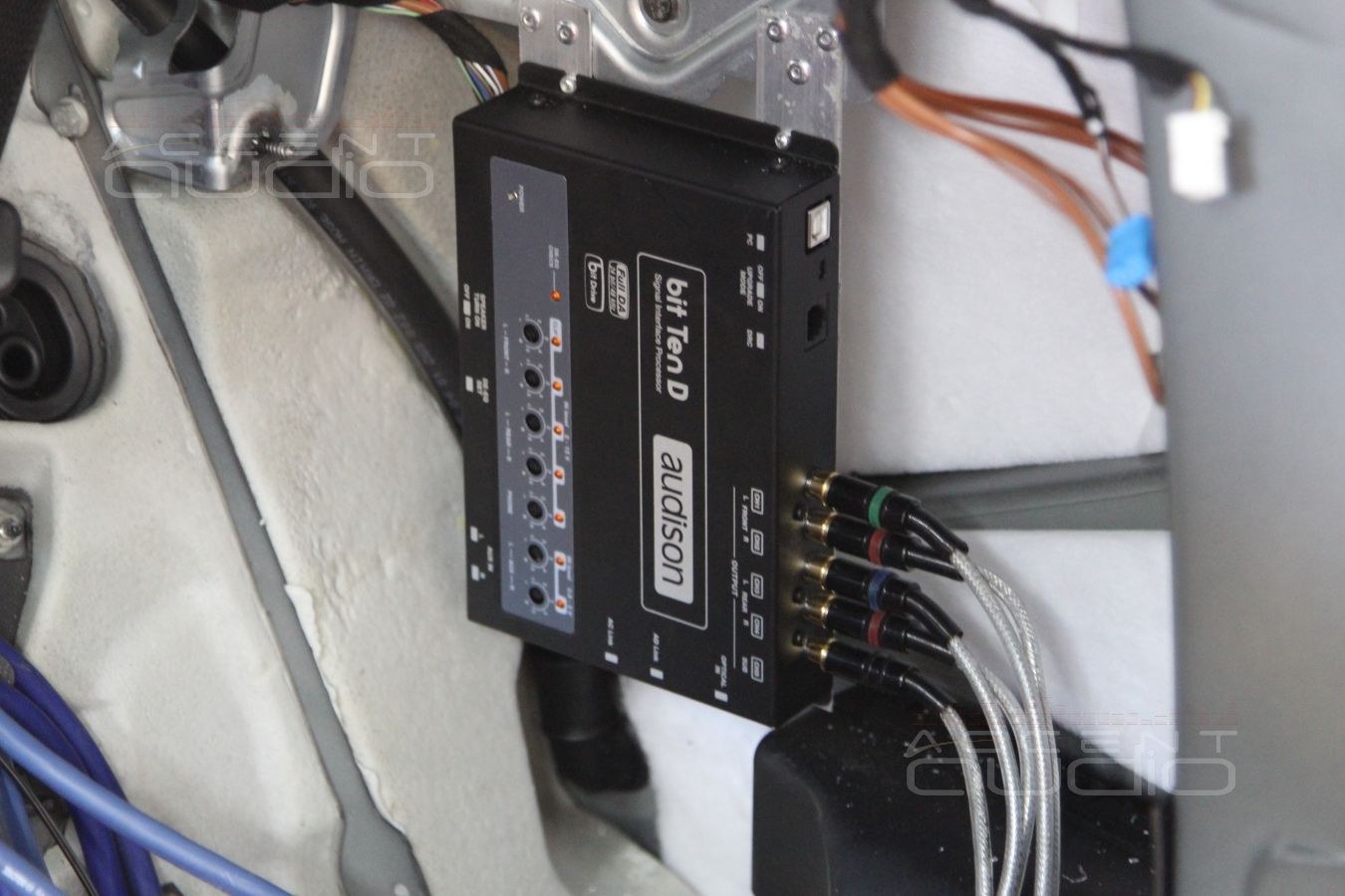 Скрытая установка аудиопроцессора и усилителя в Mercedes GL 63 AMG