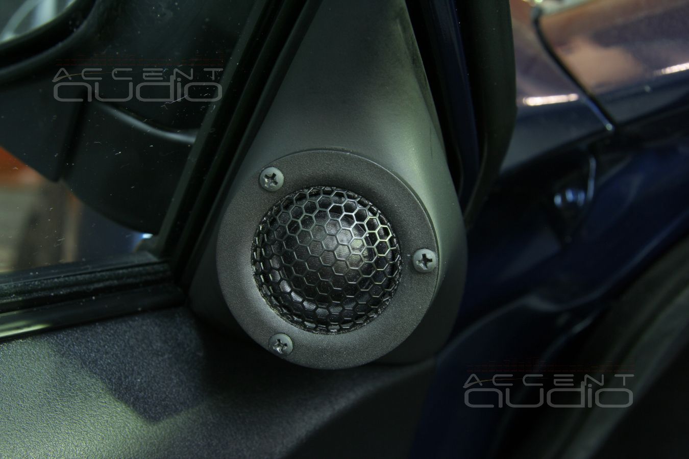 Установка твитеров (пищалок) в Mitsubishi Pajero Sport