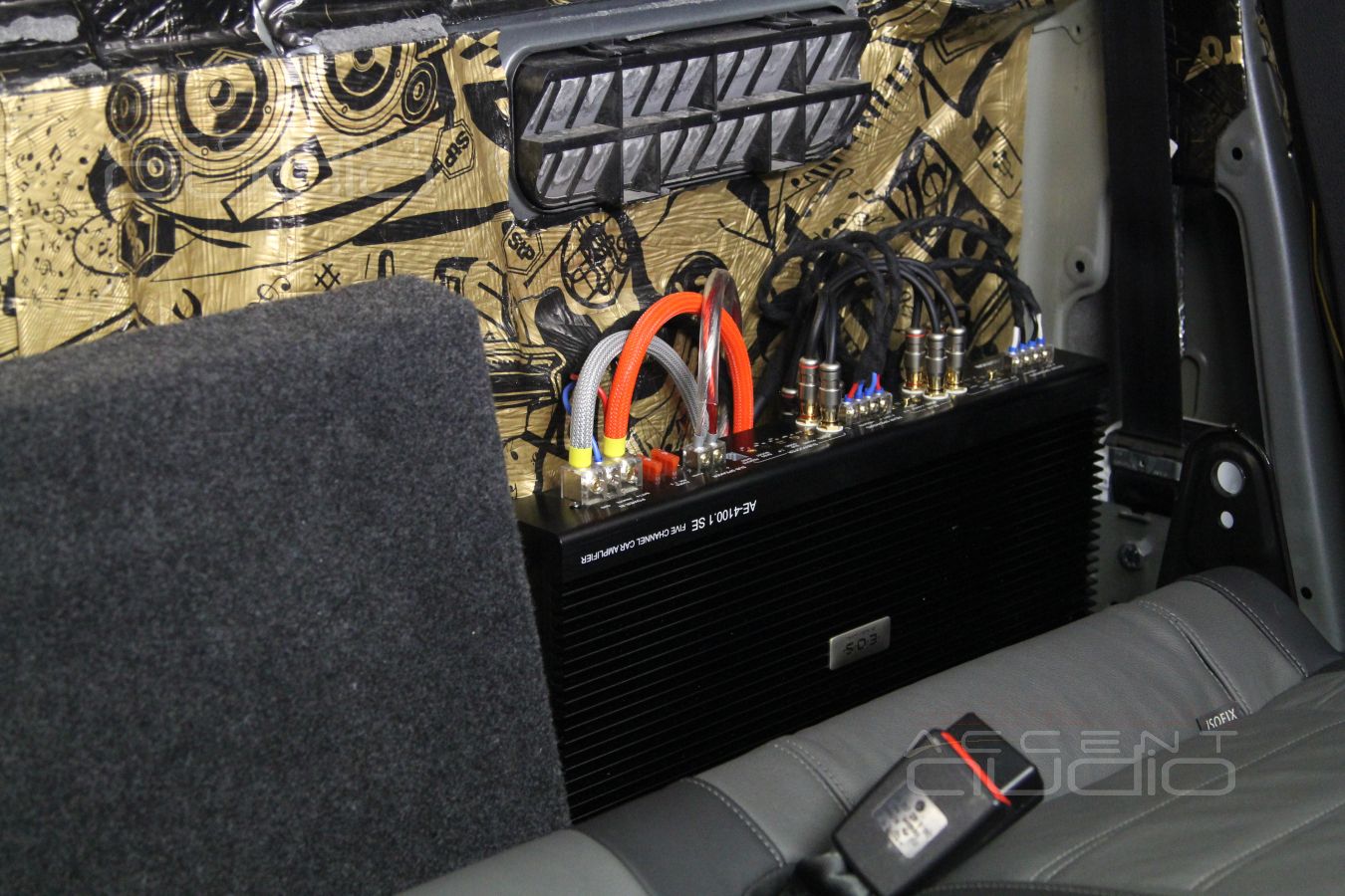 Установка пятиканального усилителя E.O.S AE-4100.1 SE в Volkswagen Amarok