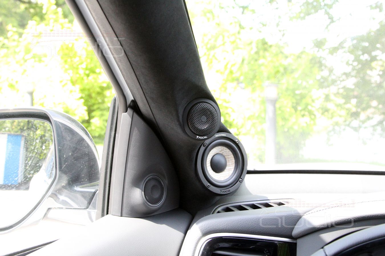 Подиумы под СЧ-ВЧ излучатели в Mitsubishi Outlander 