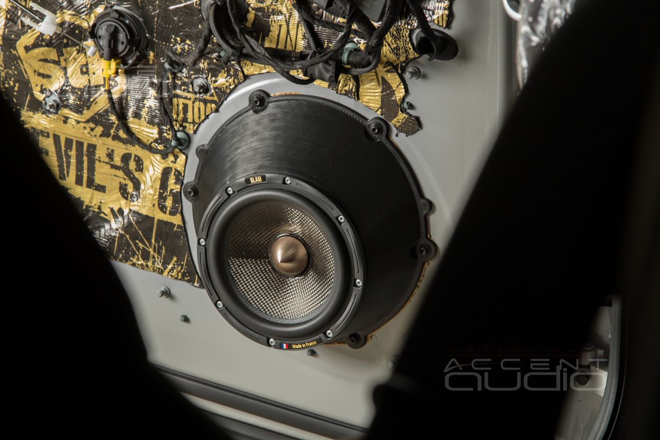 Установка акустики Blam Multix в Panamera в стиле Dali: мидбас и СЧ