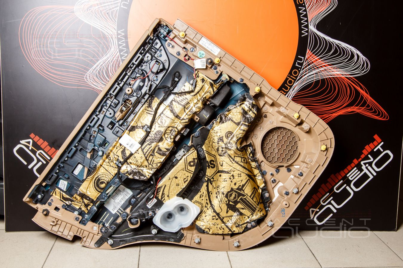 Обычная установка тыловой акустики Helix в Cadillac Escalade