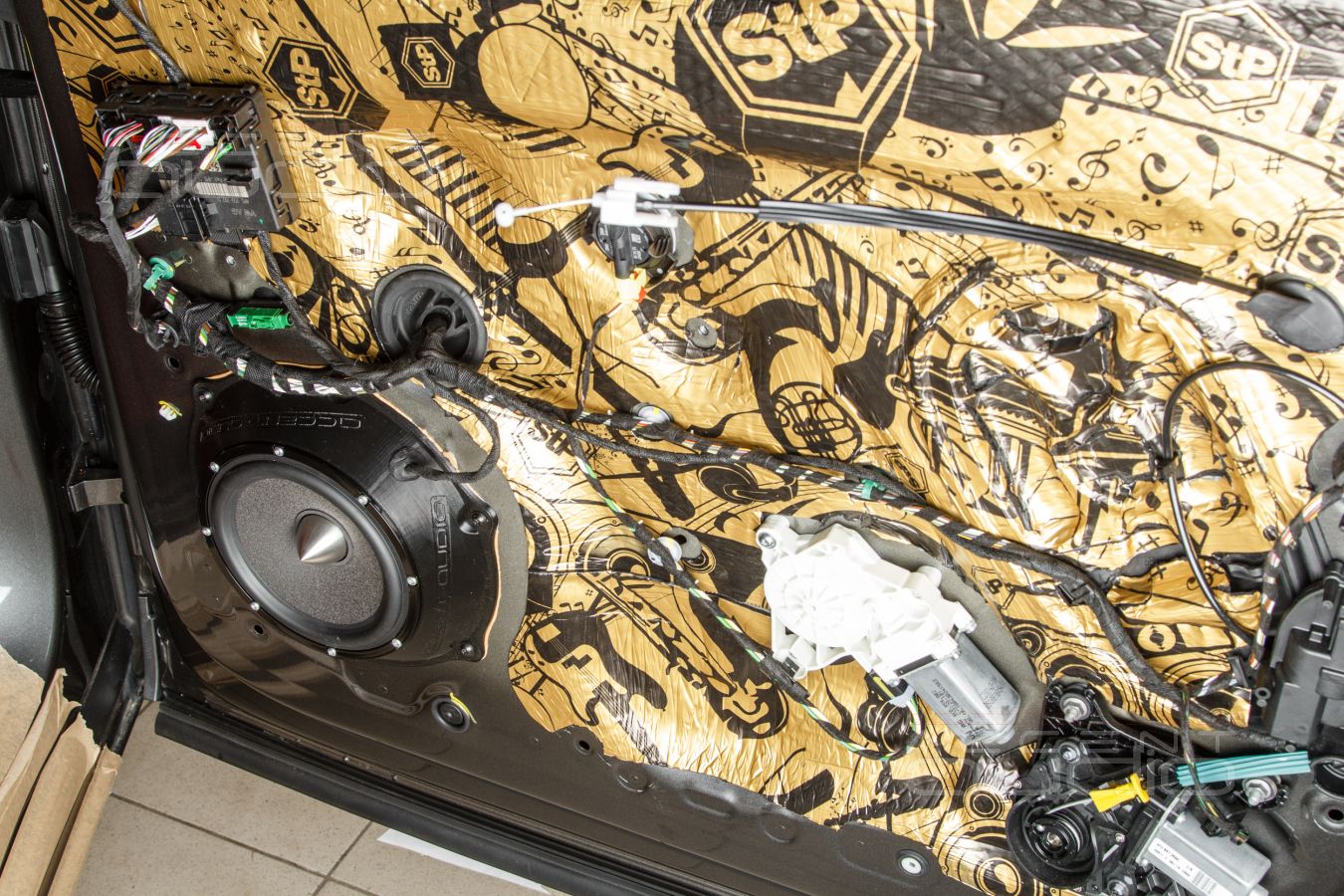 Лучшей машине – лучший мидбас: простая штатная установка Brax ML6P в Porsche Cayenne