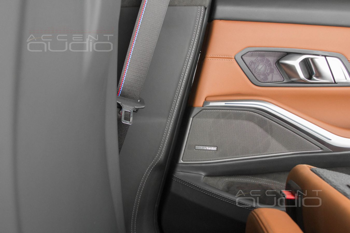 То, что есть только в Bentley: стойки, пороги низ сидений – натуральная кожа!