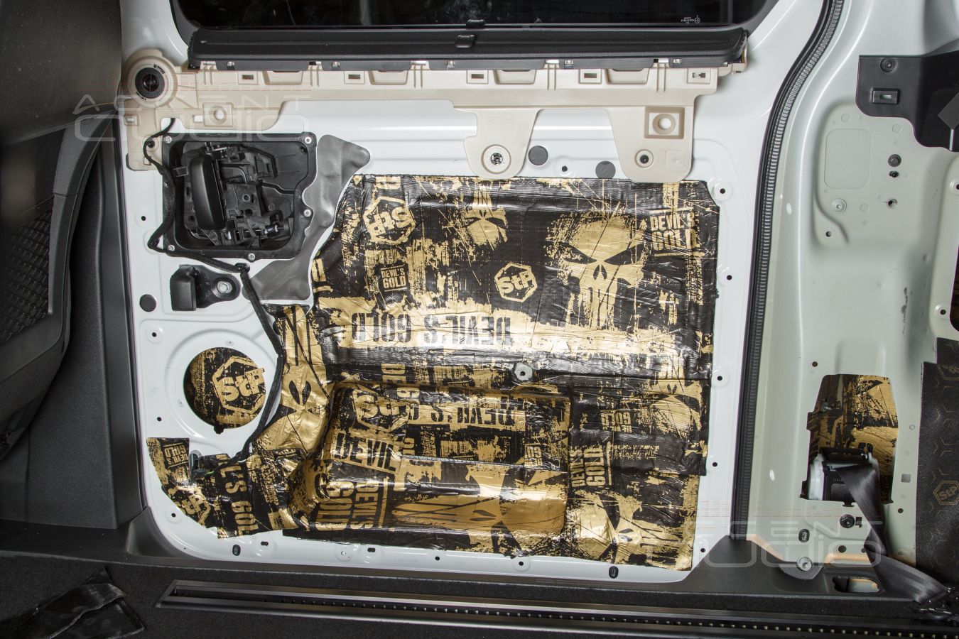 Аудиоподготовка, новые, быстрые и плотные мидбасы SOAudio в дверях Opel Zafira Life