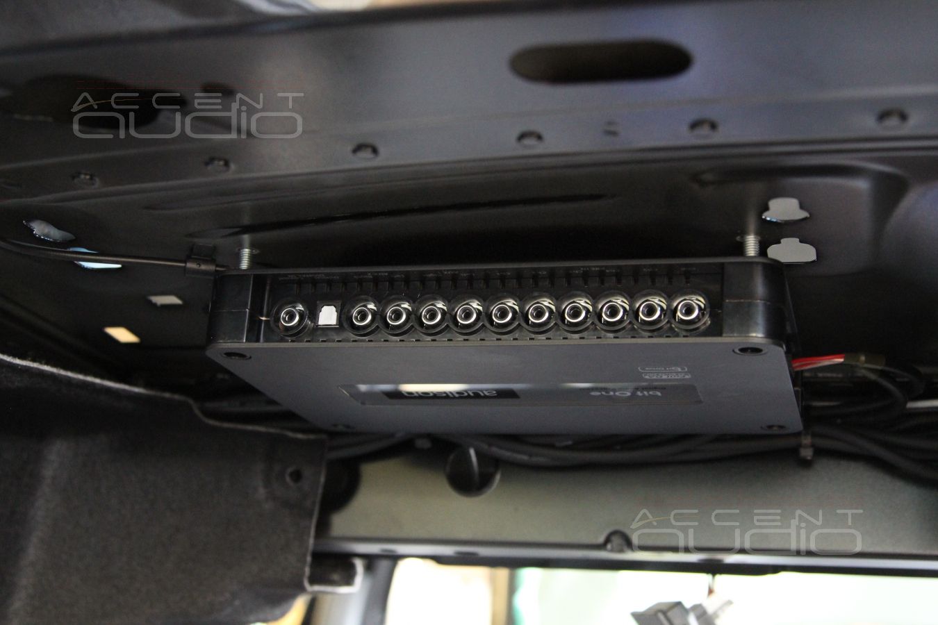 Модернизация штатной аудиосистемы в Mercedes-Benz ML W205:установка усилителей