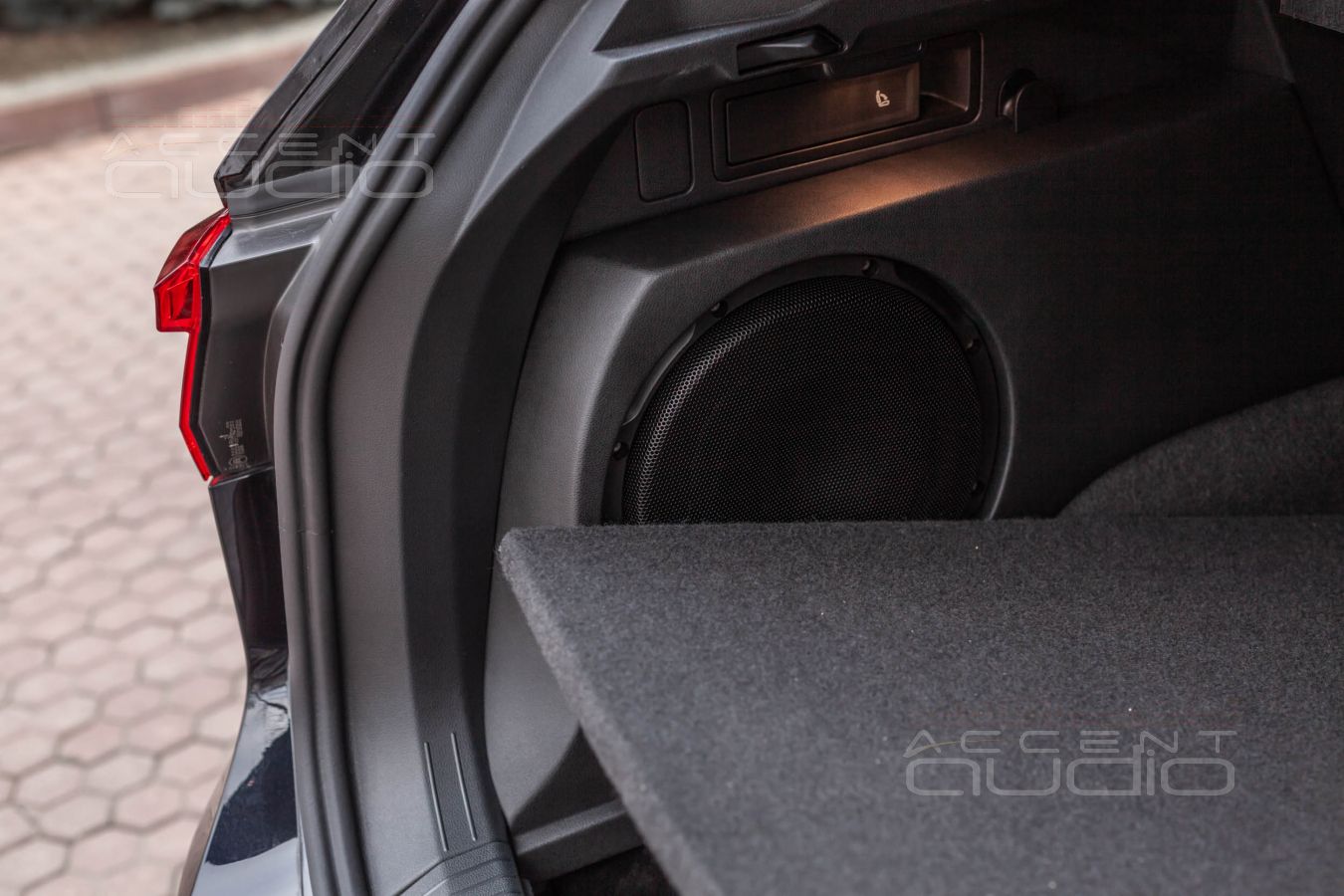 Встроенный сабвуфер-стелс – специально для Tiguan2 и Audison APS