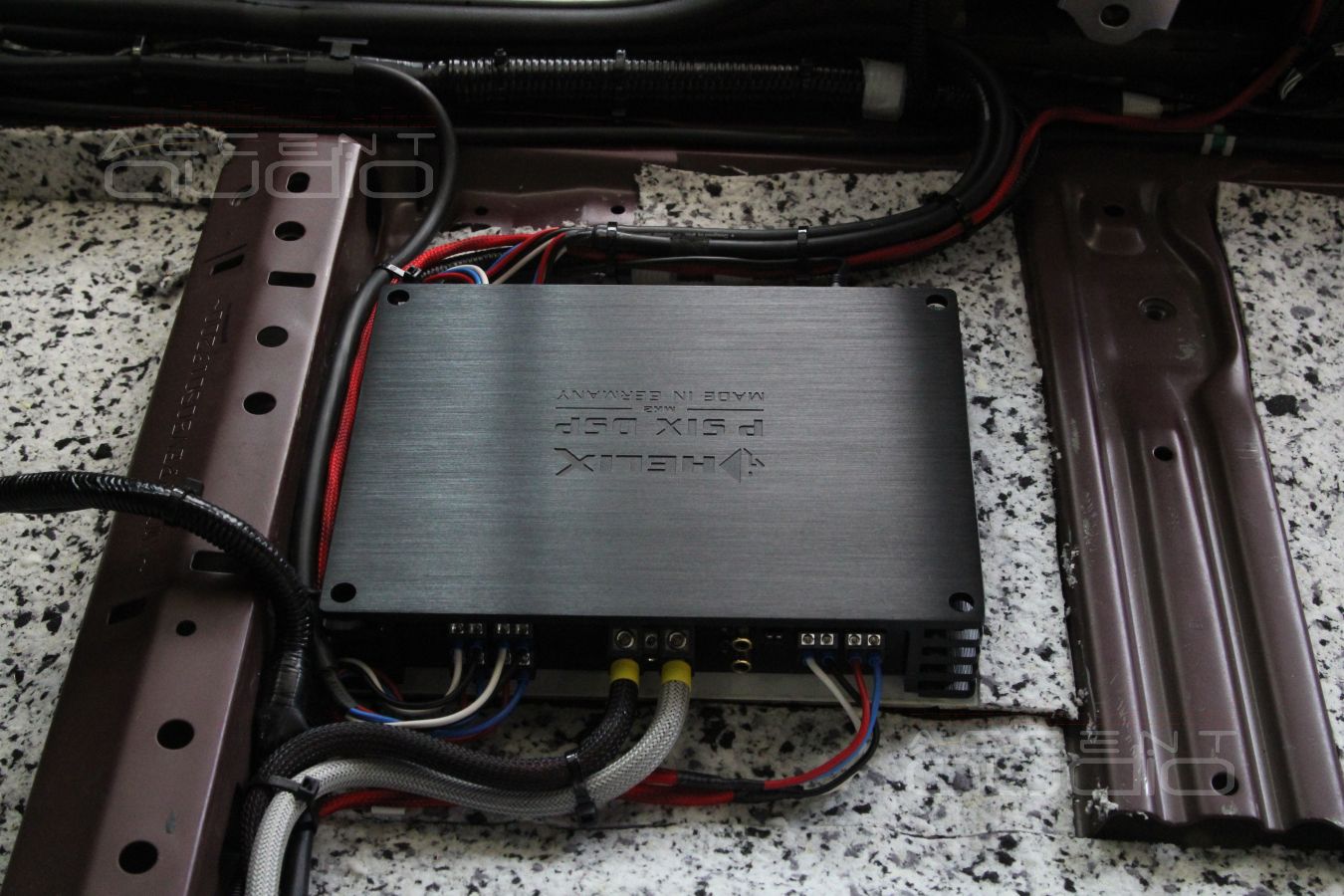 Скрытая установка усилителя Helix Psix и шумоизоляция Toyota Rav4