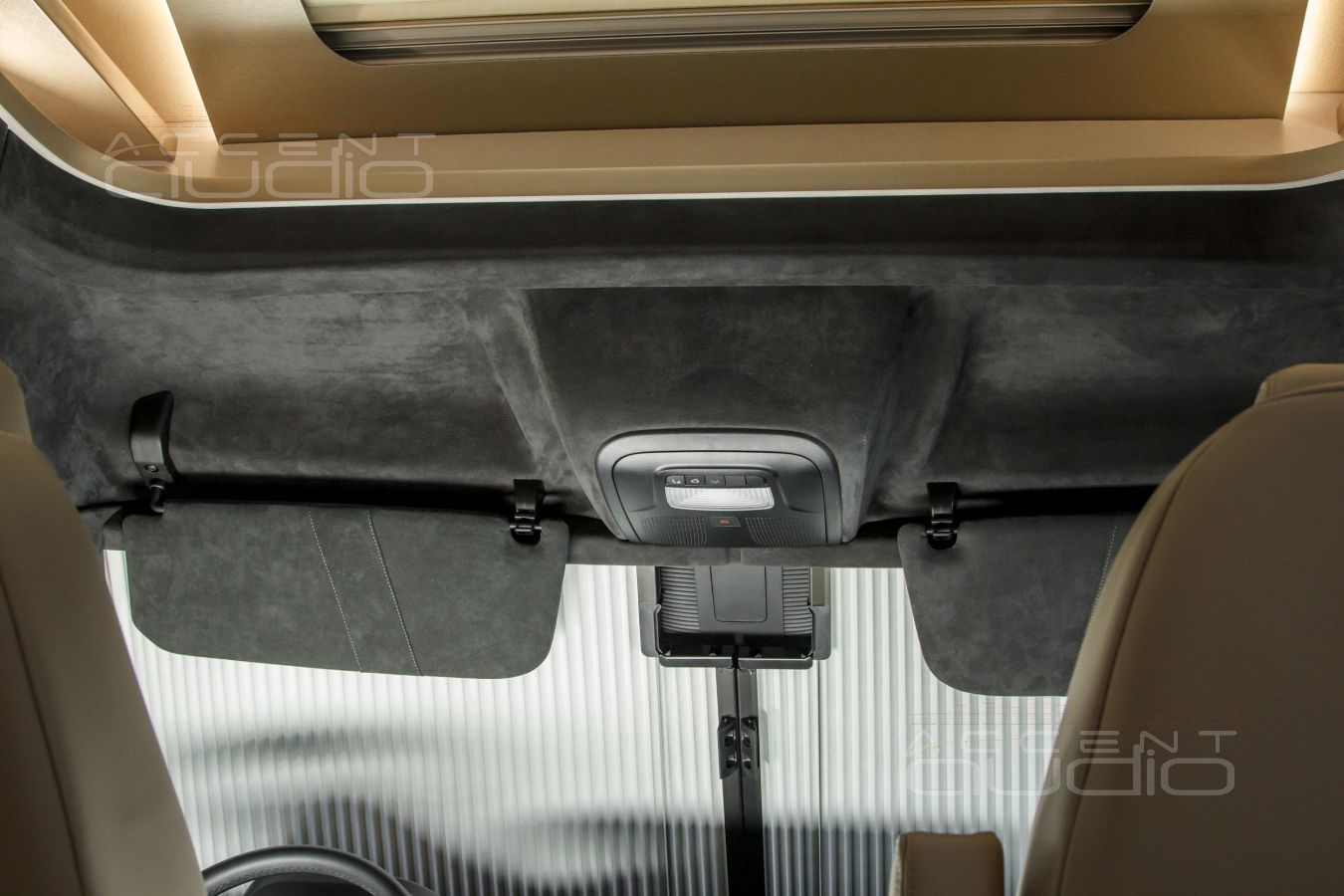 Новый, цельный и строгий дизайн кабины и подиумы под СЧ-ВЧ звено Brax