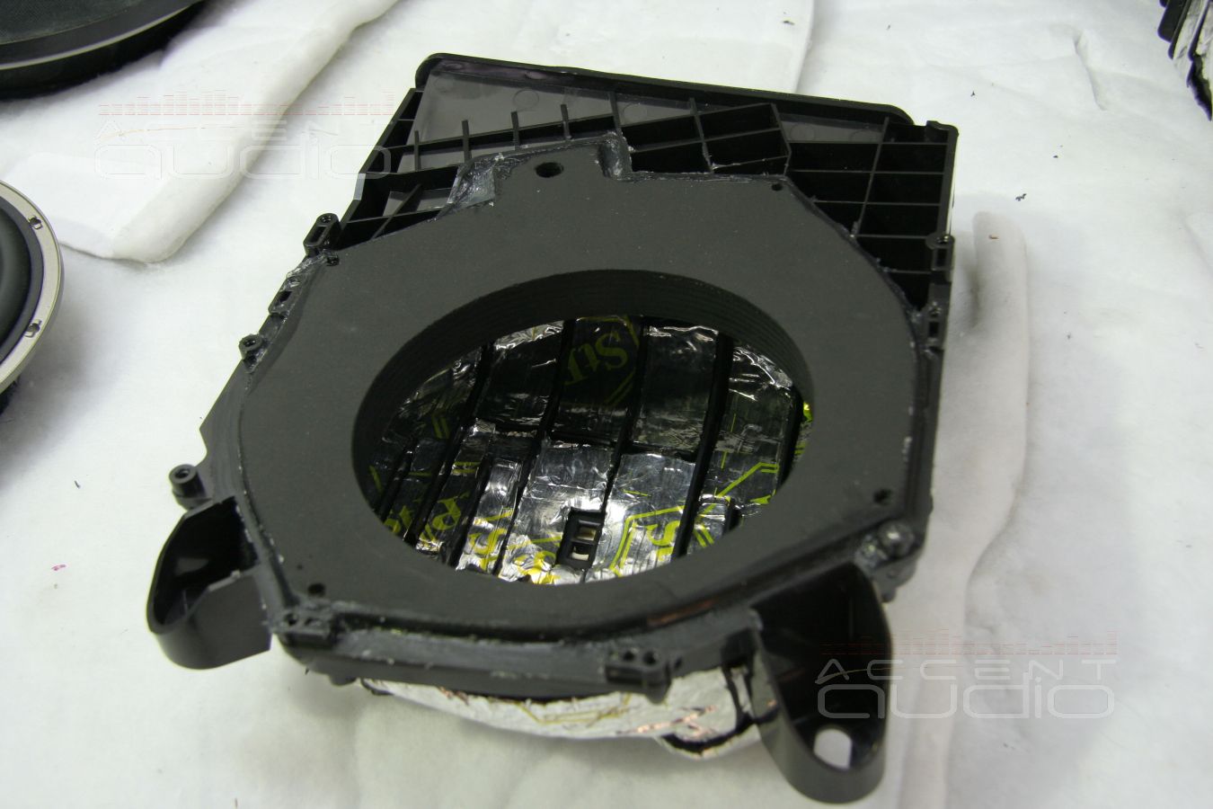 Ненапольные мидбасы Eton в штатных местах BMW X1