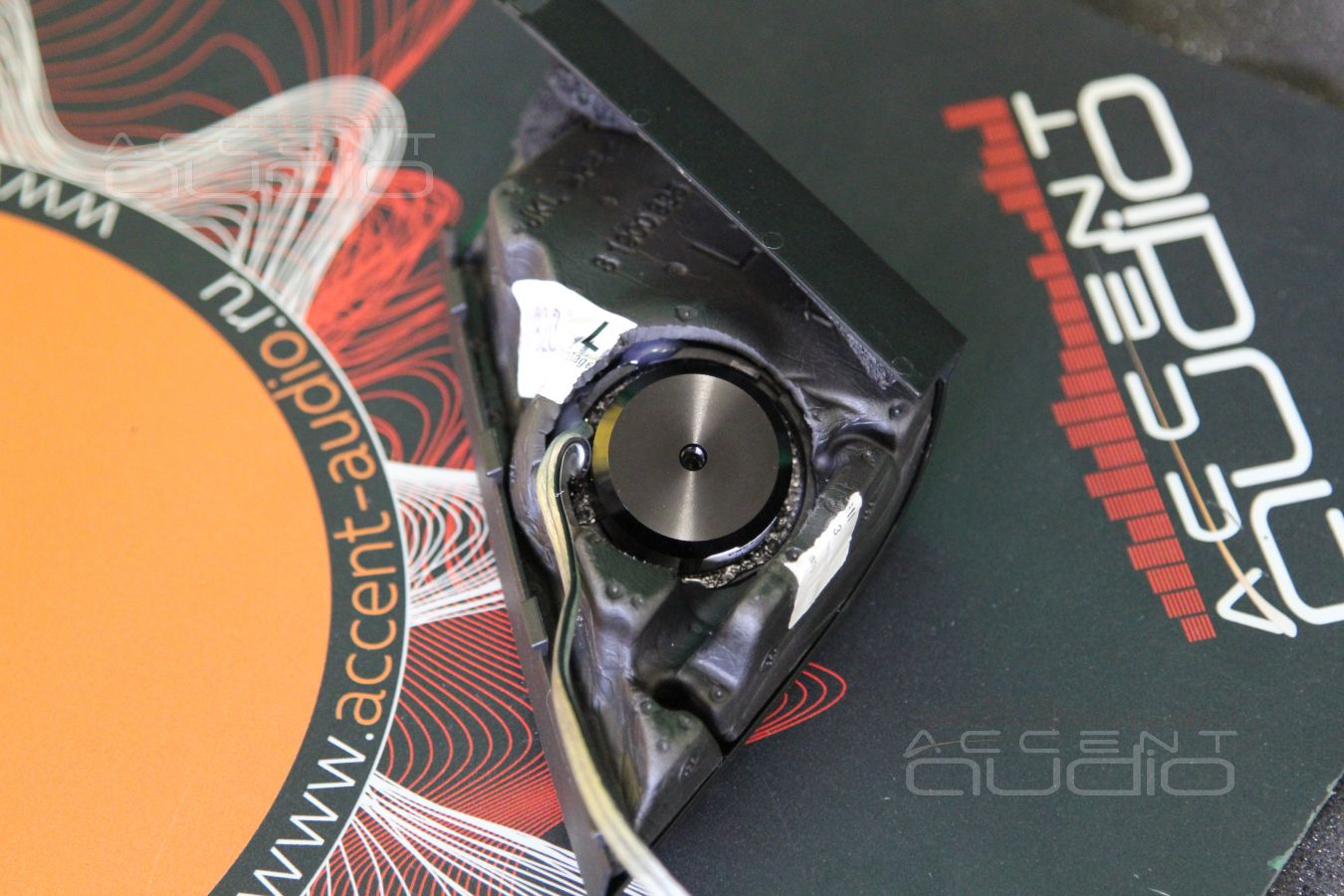 Установка твитеров и среднечастотных излучателей Dego в передние двери BMW 730LD