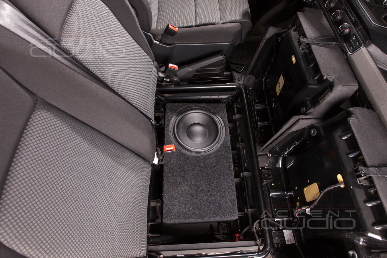 Сабвуфер под сидением – это круто ?