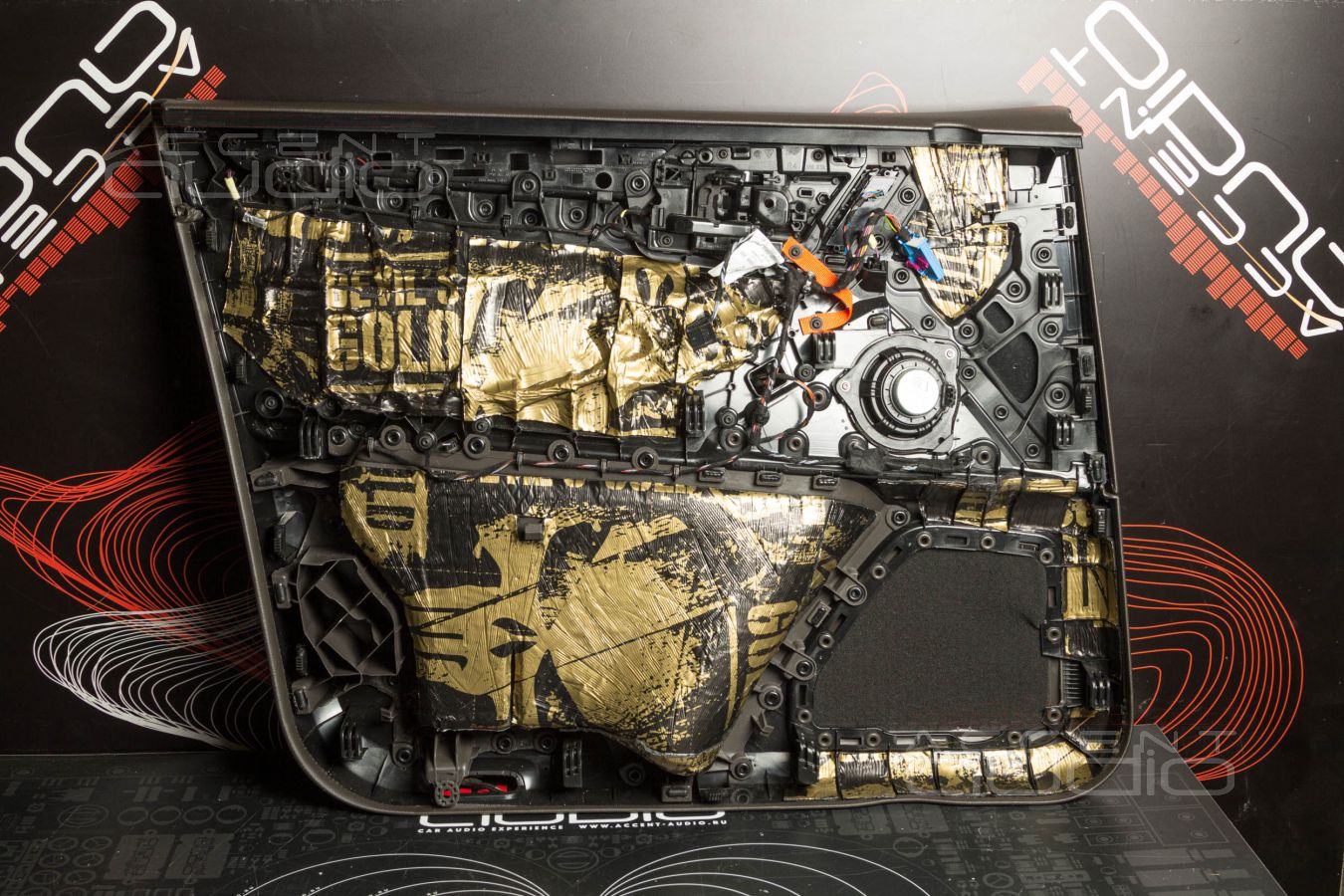 Монтаж знаменитых ScanSpeak Revelator 18W  в  Porsche Macan