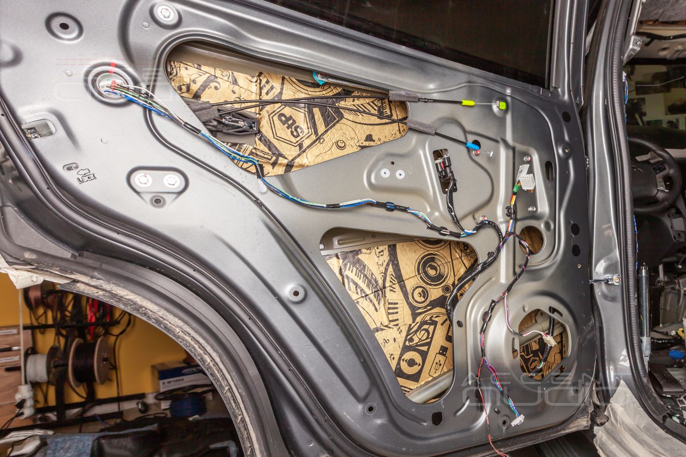 Аудиоподготовка дверей, жесткость и установка акустики Focal Flax в Mitsubishi Pajero Sport