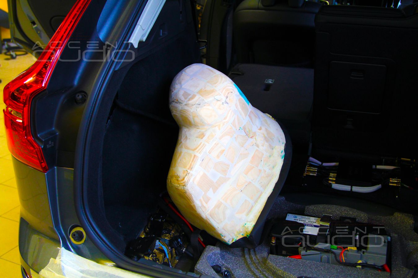 Настоящий сабвуфер-стелс специально для Volvo XC60 2019